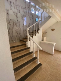 R563